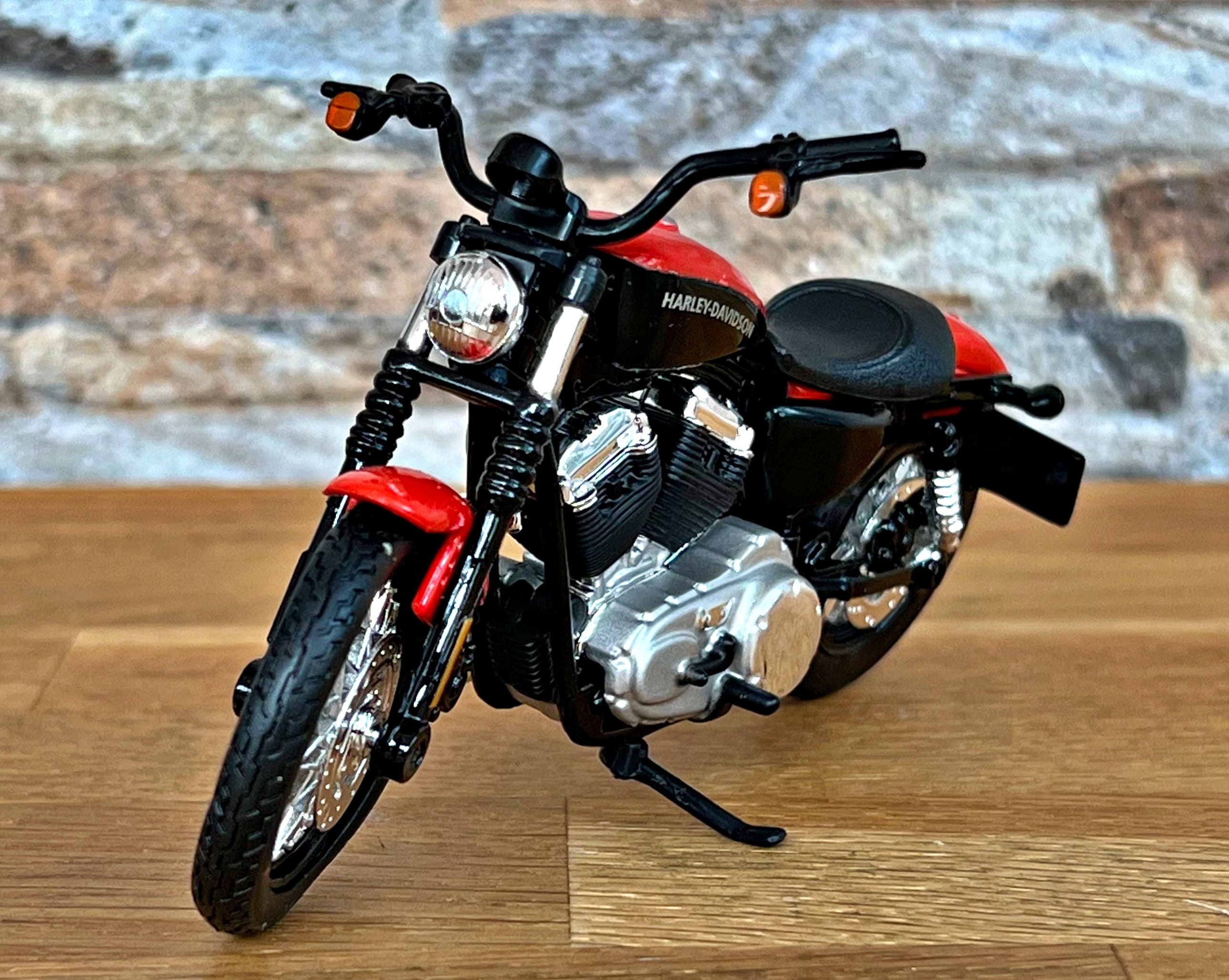Harley-Davidson スポーツスターXL1200 1/10 スケール Harley Davidson, 2007 XL 1200N Nightster, Scale 1/18 Diecast Model