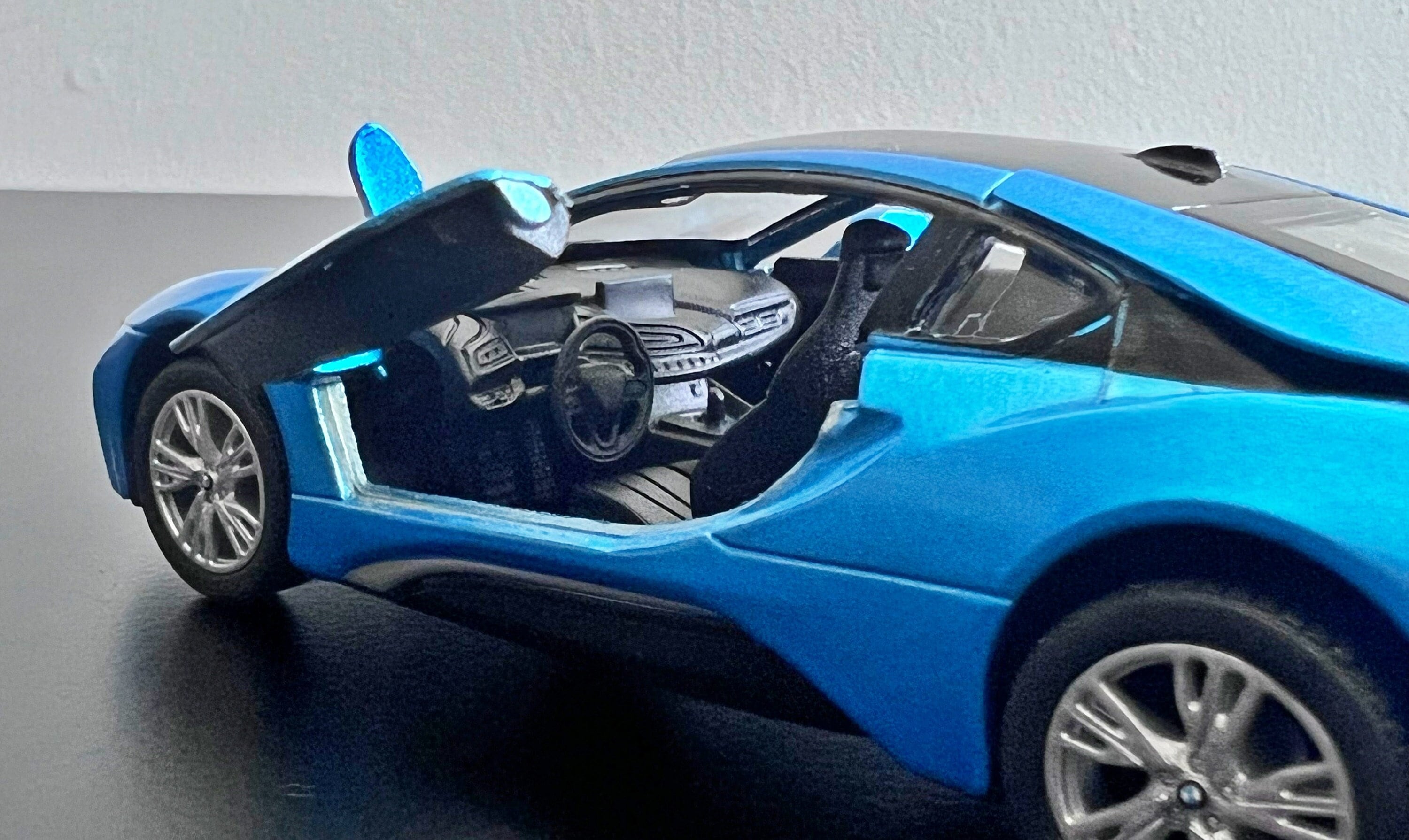 【希少】BMW i8 ミニカー ブルー 1/18 1/18 Dealer Edition BMW i8 (Blue) Diecast Car Model