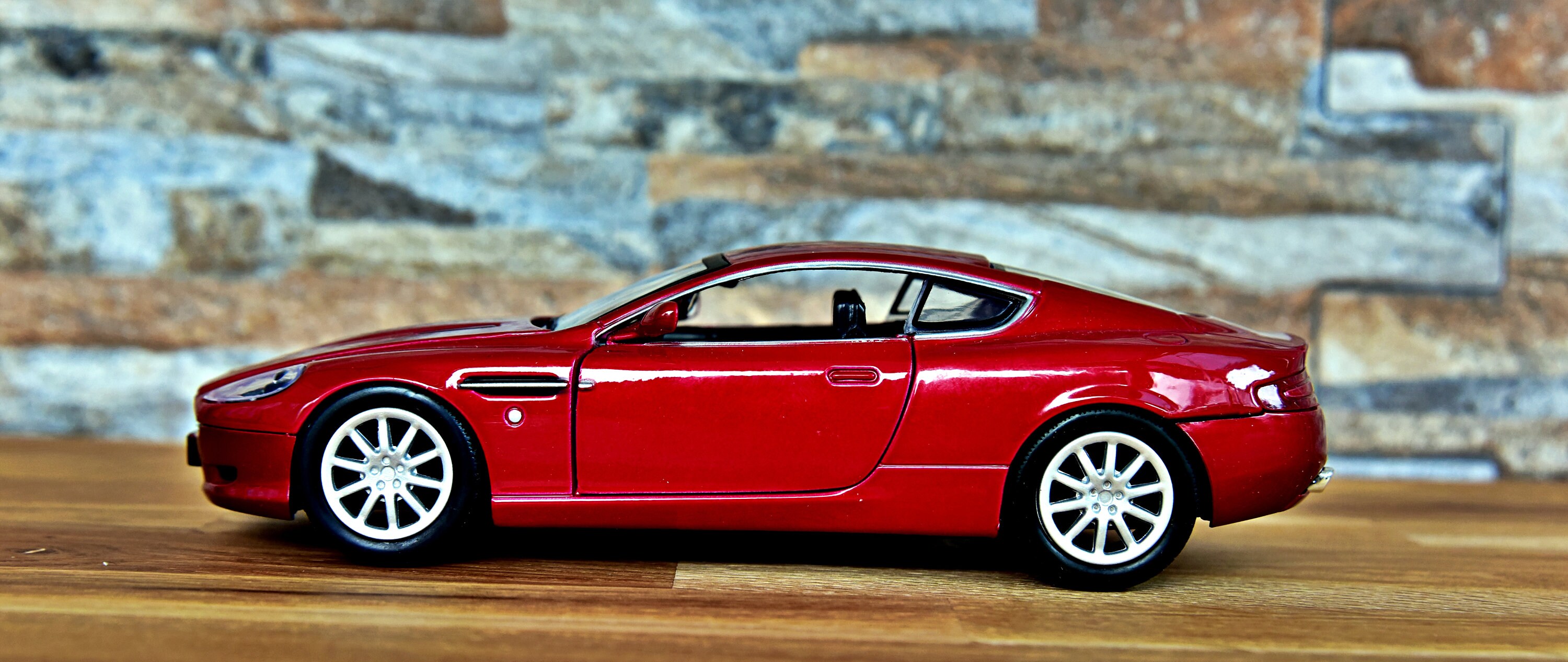 Spark 1:43 - Model car - Aston Martin V8 Coupé - Catawiki