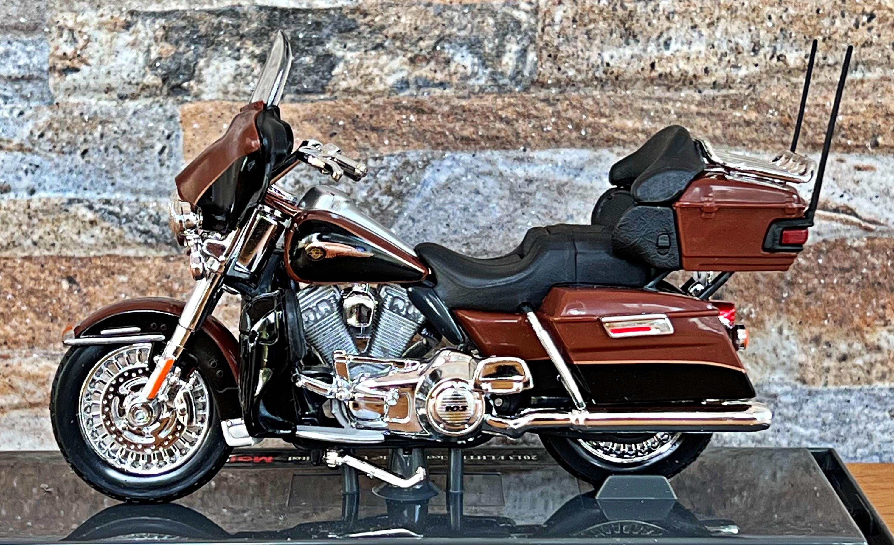 Harley Davidson 2013 FLHTK Electra Glide, 1/18 Skala Diecast