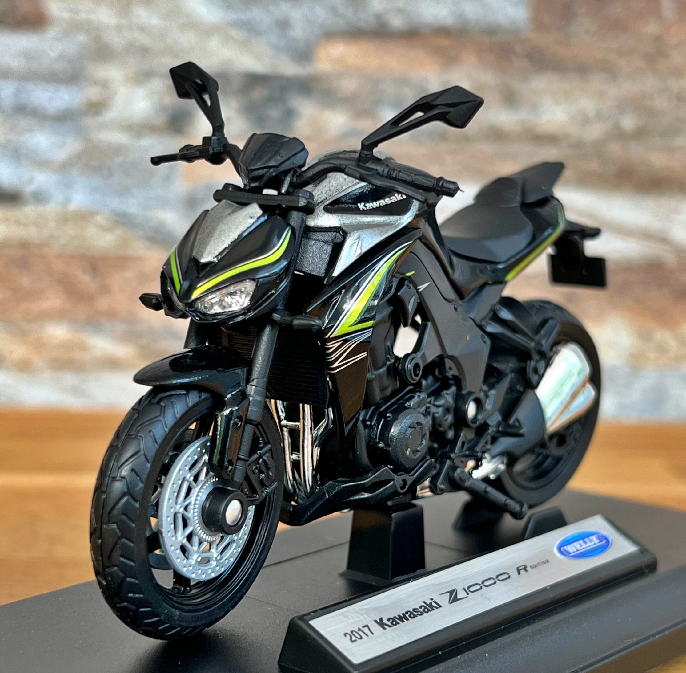 XL RUBBER: Kawasaki Z1000 by RF-Biketech. - Pipeburn