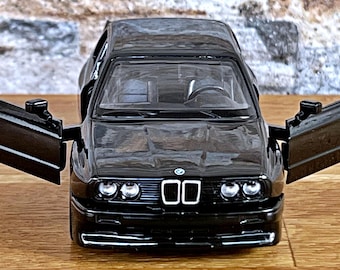 BMW M3 CSL E46 ダイキャストモデルカー：AUTOart 1/18スケール