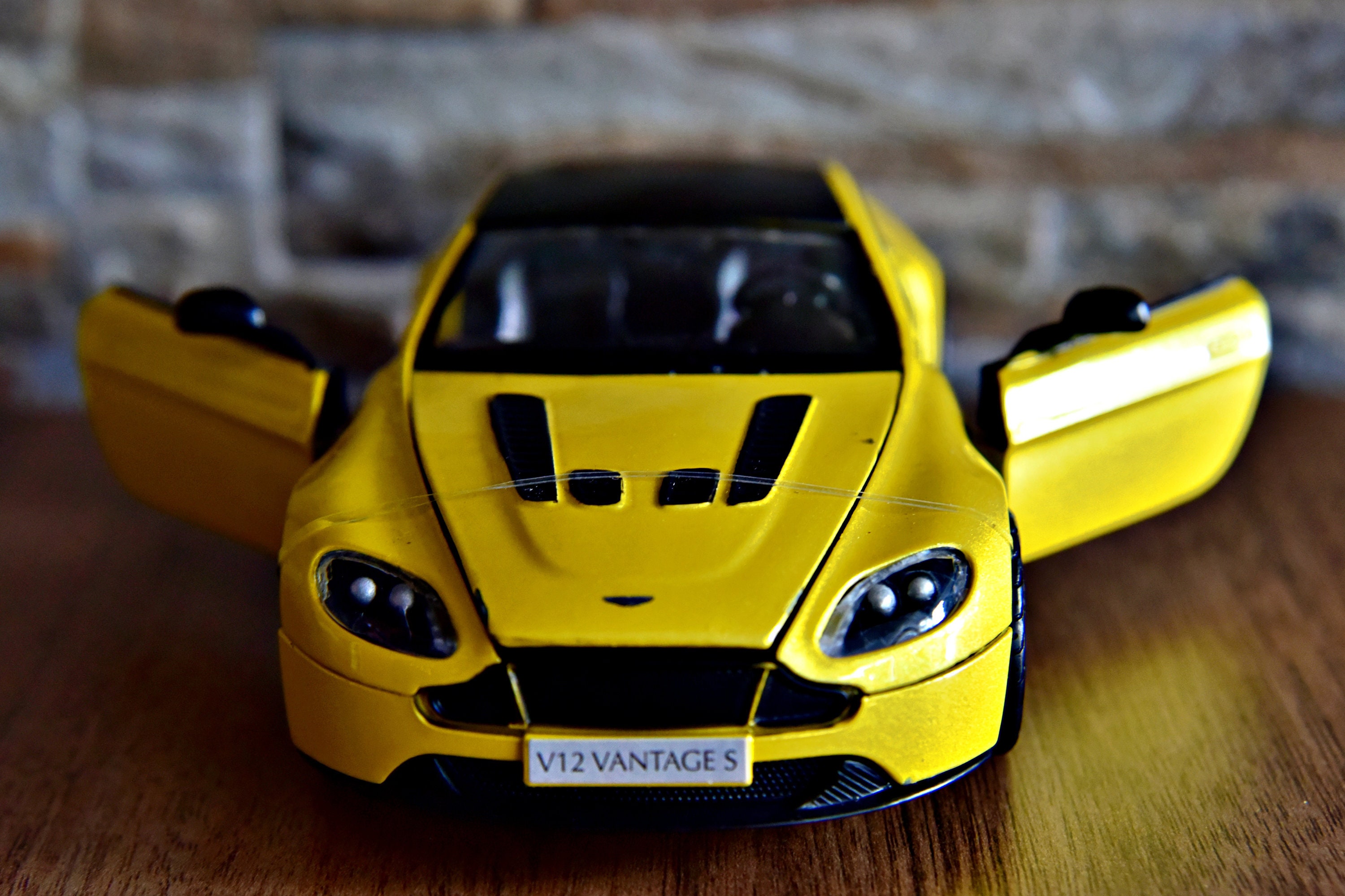 アストン マーティン V12 ヴァンテージ S | モデルカー | 1/24 ダイ