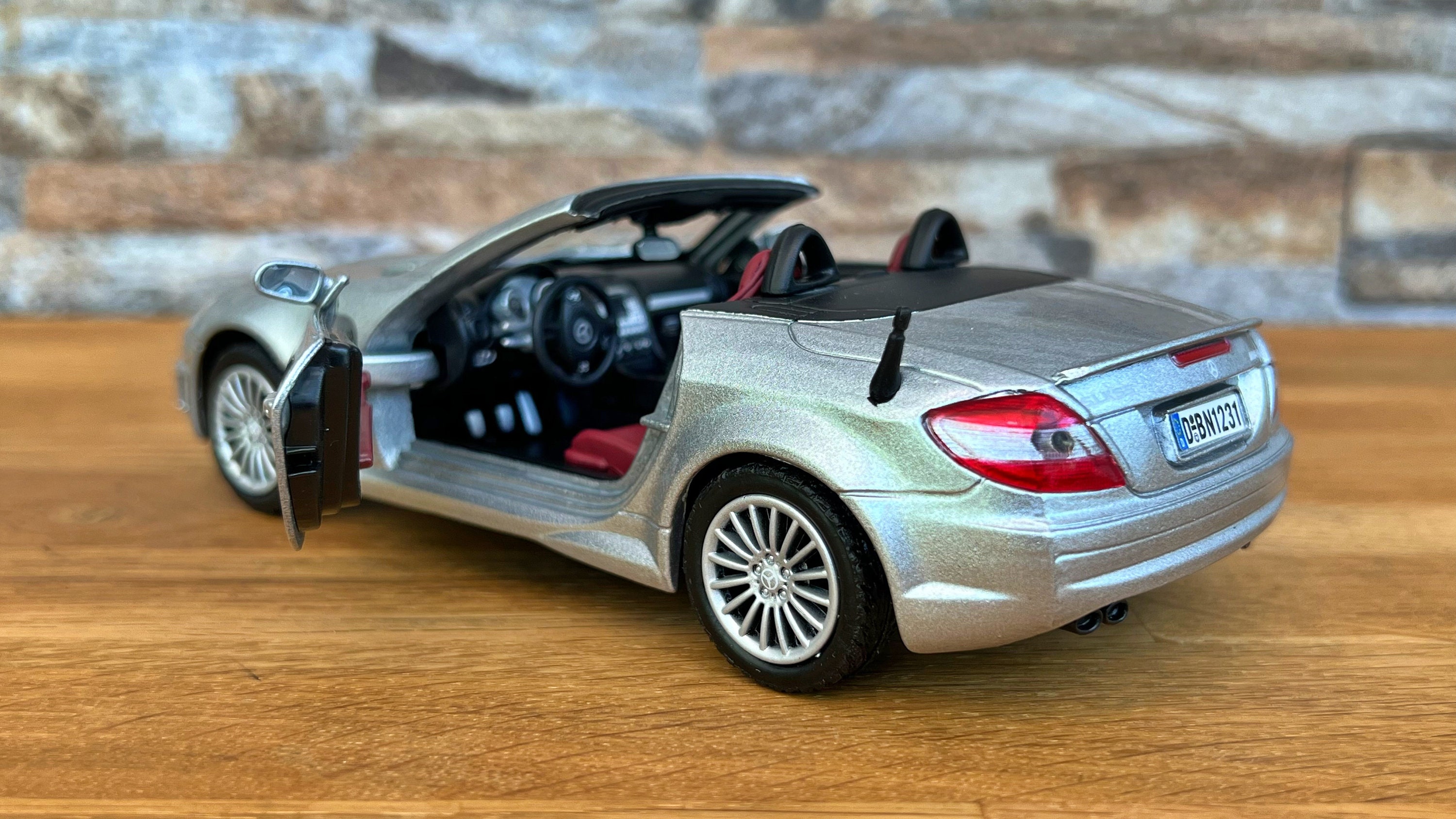 モーターマックス　メルセデスベンツSLK55 AMG Mercedes SLK 55 AMG Black 1/24 Diecast Car Model Motormax 73292