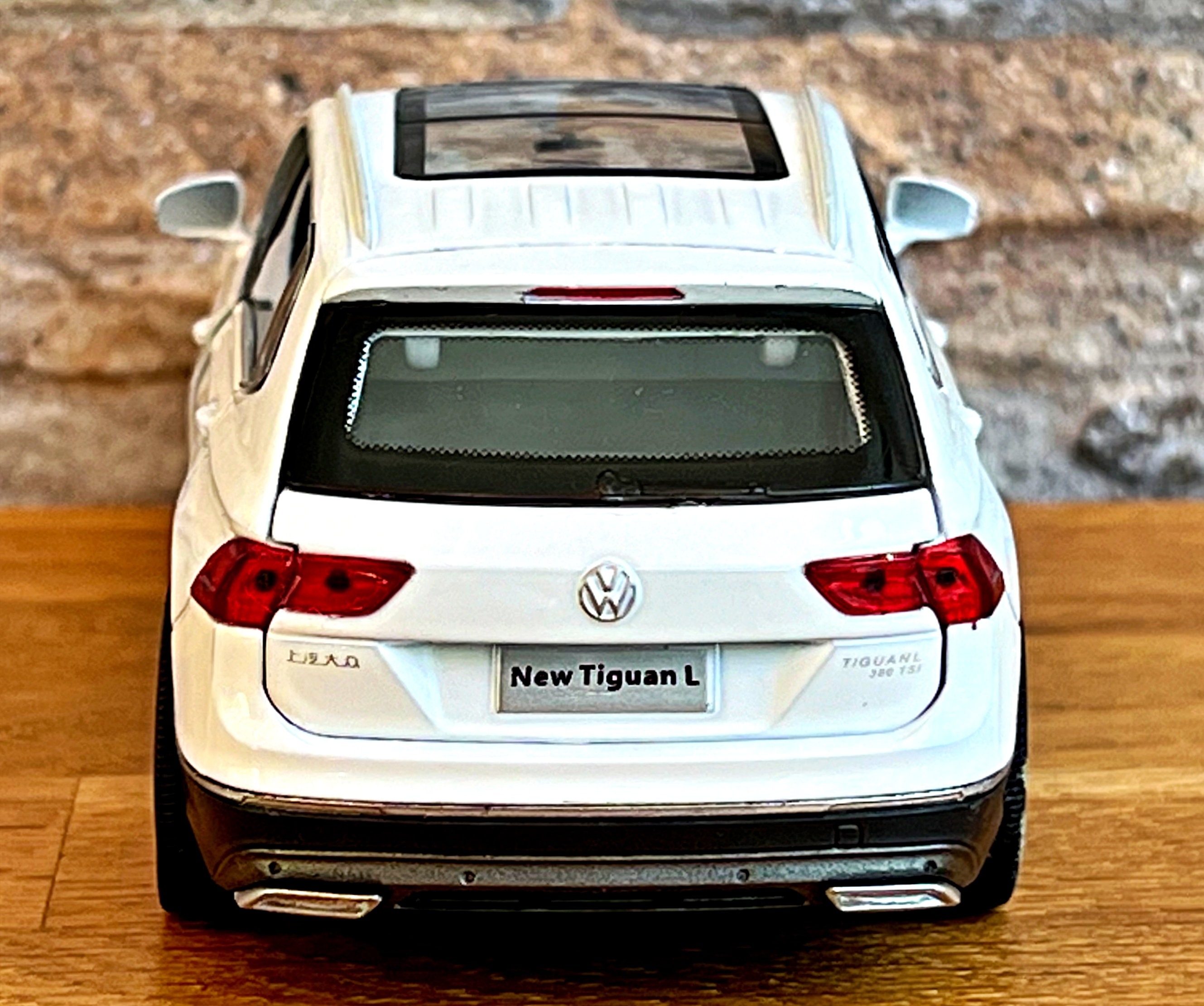 Volkswagen Tiguan L Modellauto 1:32 - Mit Sound & Licht Effekten