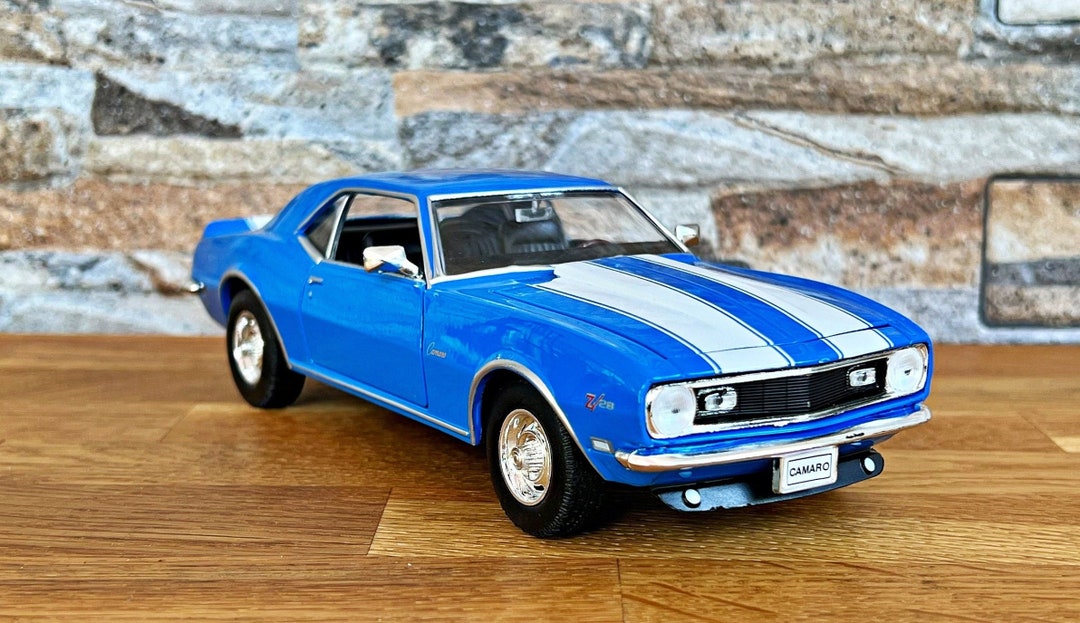 1968 Chevrolet Camaro 1/18ミニカー 1968 Chevrolet Camaro Z/28 Coupe Blue Metallic with White