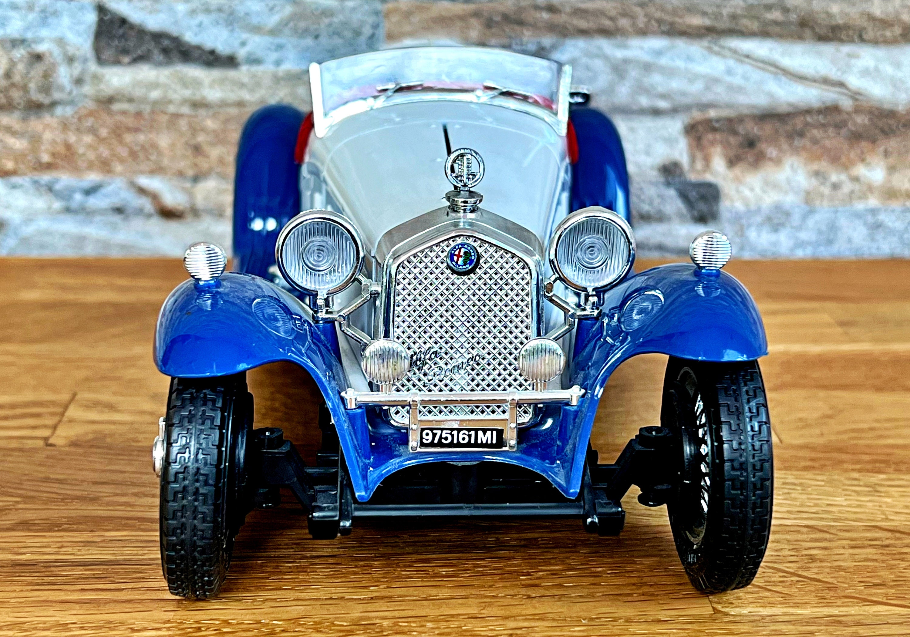 アルファロメオAlfa Romeo 2300 Touring 1/18 1/18 BBurago 1932 Alfa Romeo 8C 2300 Spider Touring (Silver