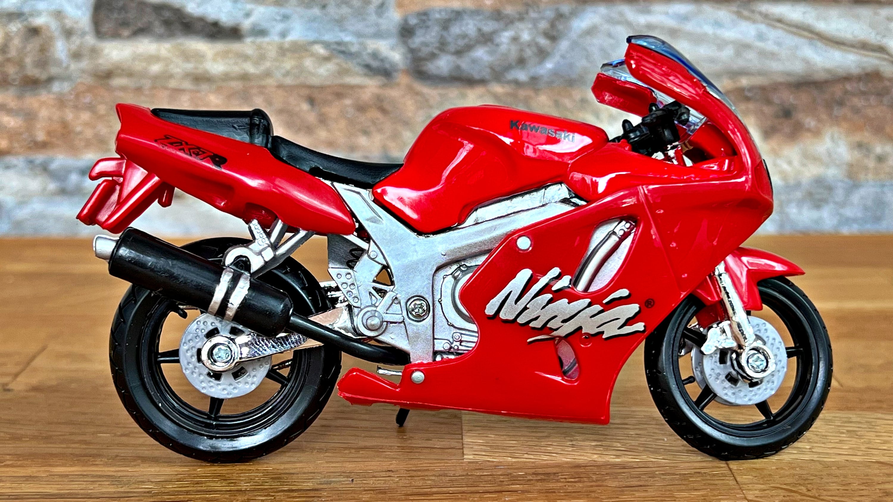 Kawasaki Ninja ZX-7R, Scale 1/18 Diecast Model Motorcycle, 1/18