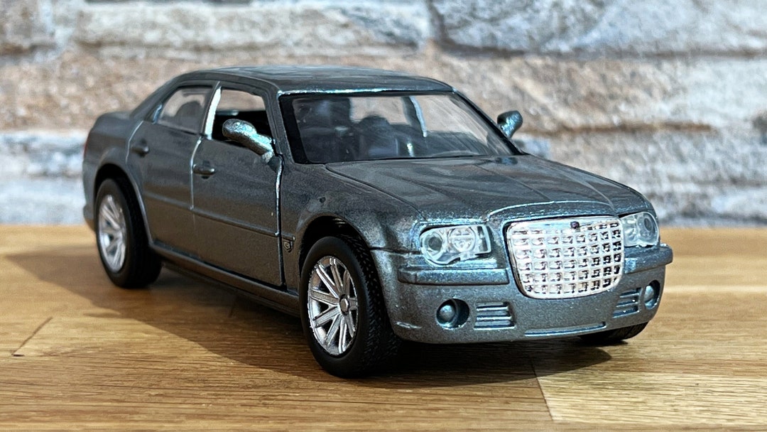 Revell Pink Chrysler 300c Hemi SRT8 Series 1:24 New Complete