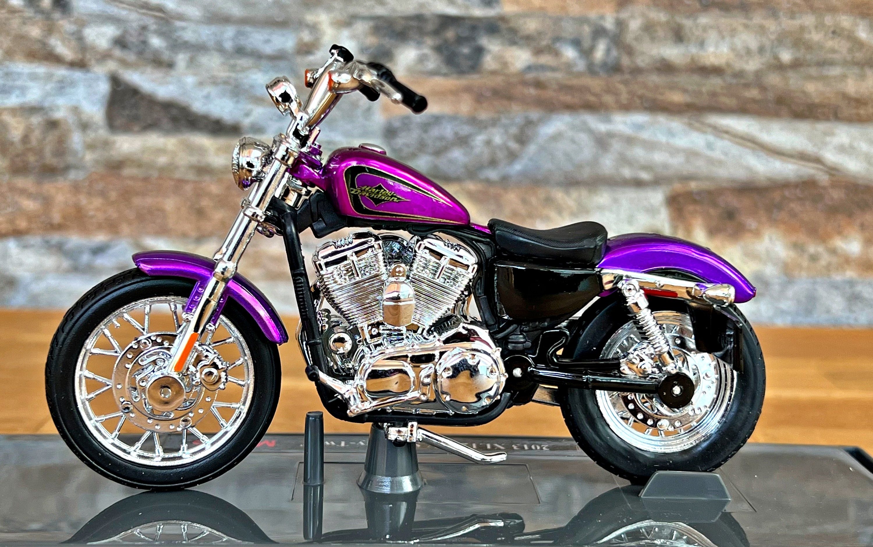 Harley Davidson 2013 XL 1200V Seventy-two, Diecast Motorcycle