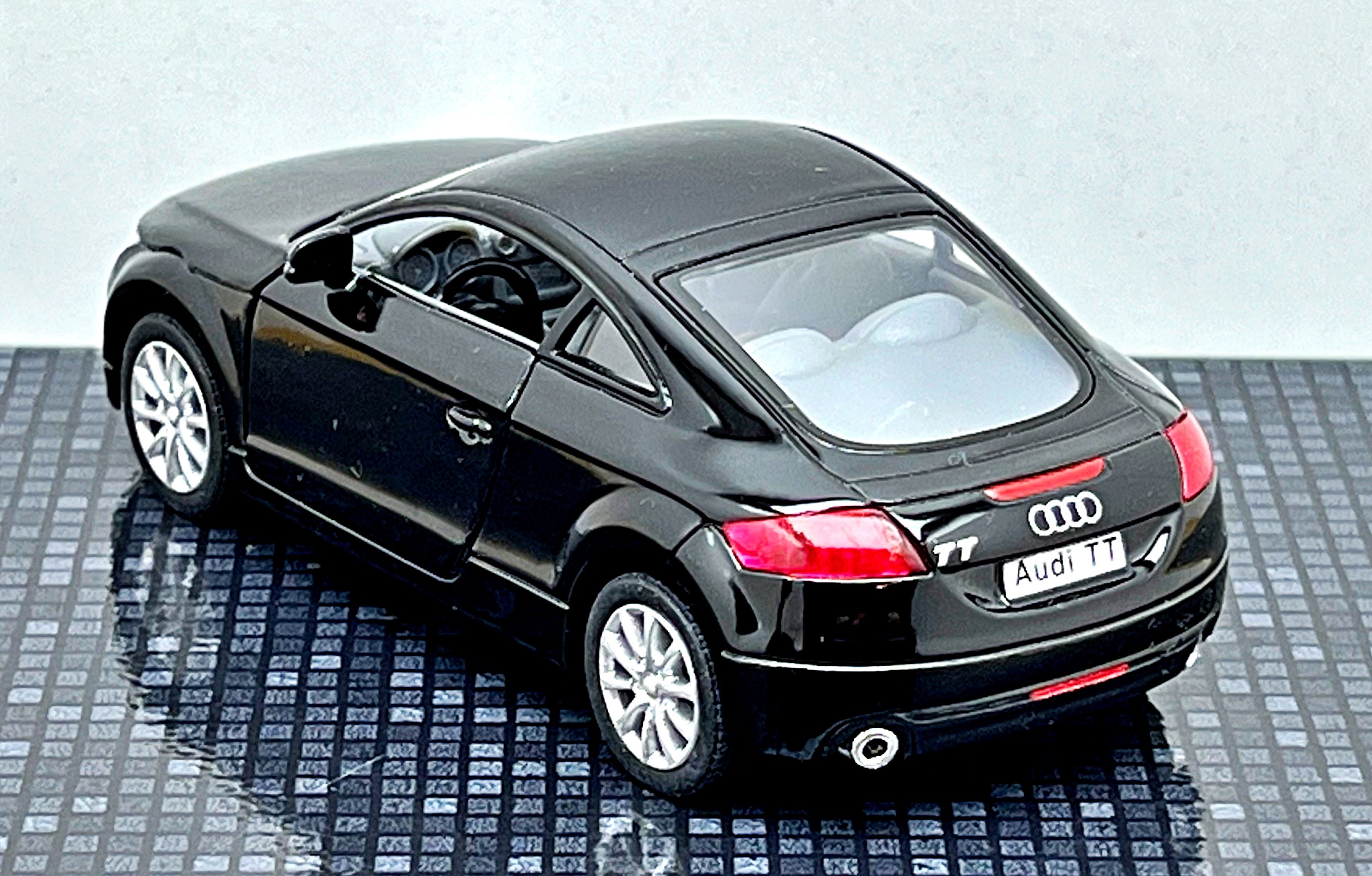 Audi TT Coupé ミニカー ブラック Audi TT Coupe Black 1/24 Diecast Model Car Motormax 73340