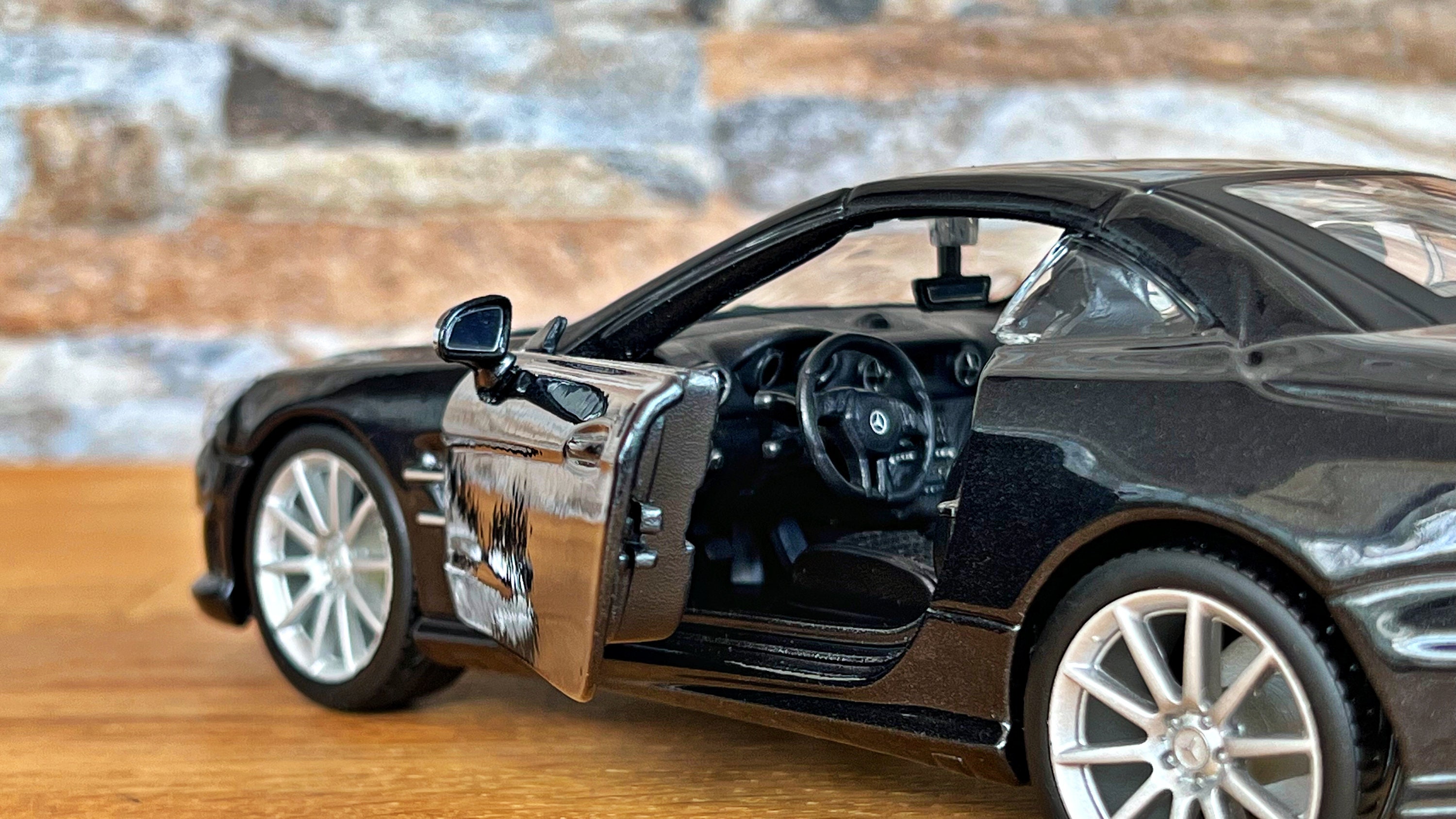 ミニカー Mercedes-Benz AMG SL 65 black 1/18 Amazon.com: 1/18 Motor Max MB SL65 AMG Black Series Red 79161