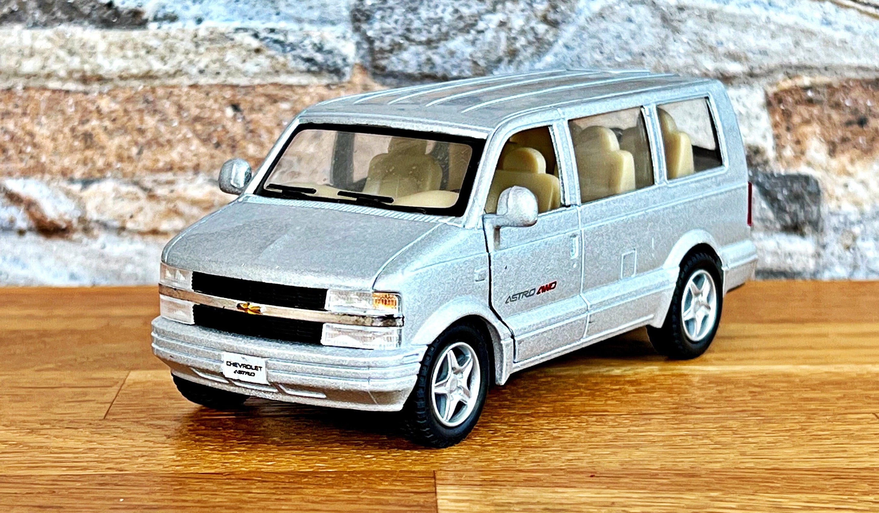 Chevrolet Astro Van 2001 , Scale 1/38 Model Car, Collection Item