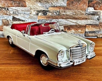 Maisto 1/18 Scale Model Car 31811 - 1966 Mercedes Benz 280SE - Red