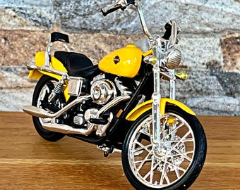 Maisto Die Cast Harley Davidson 1:18 Scale 2000 FXDL Dyna Low