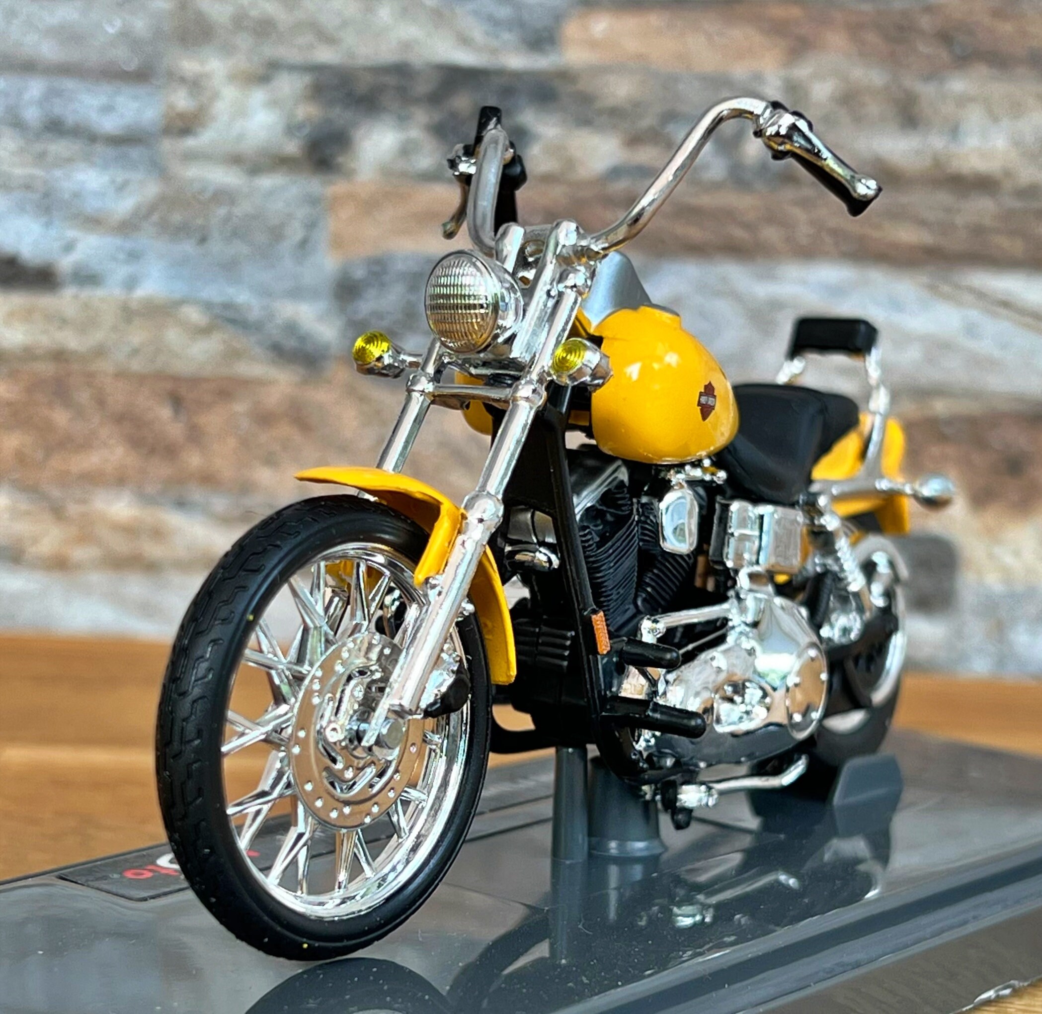 Harley Davidson 2001 FXDWG Dyna Wide Glide, Scale 1/18 Model