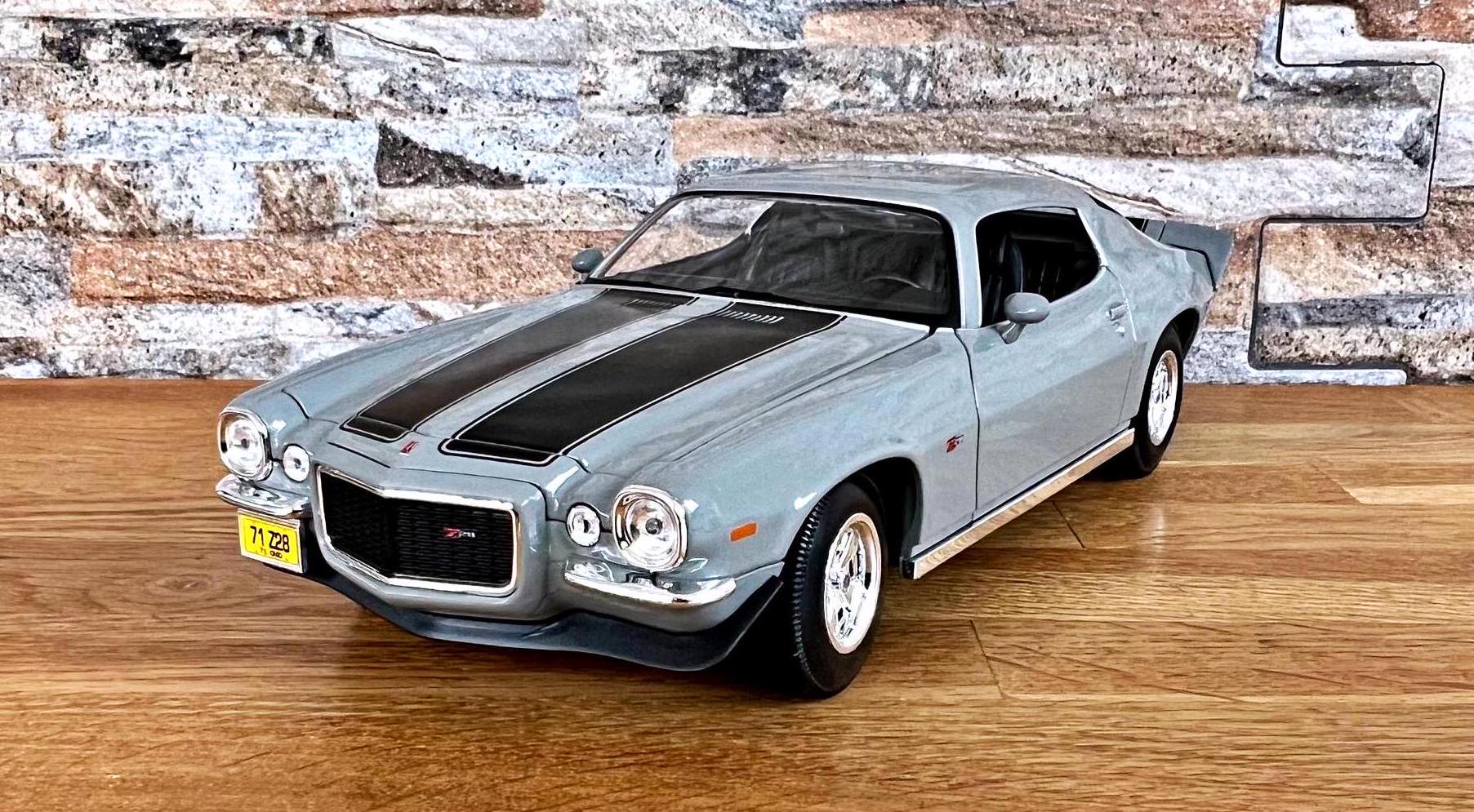 Chevrolet Camaro 1971 | Vintage Model Car | 1/18 Scale Model Car