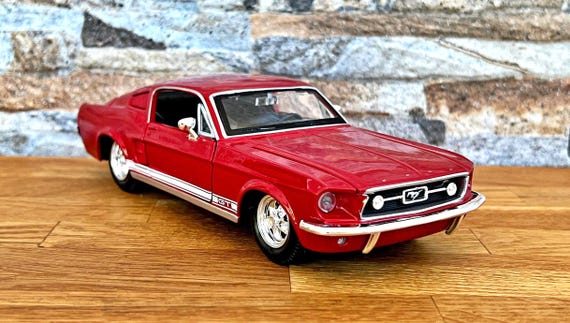 Ford Mustang GT 1967 | 1/24 Scale Model Car | Diecast Car Model