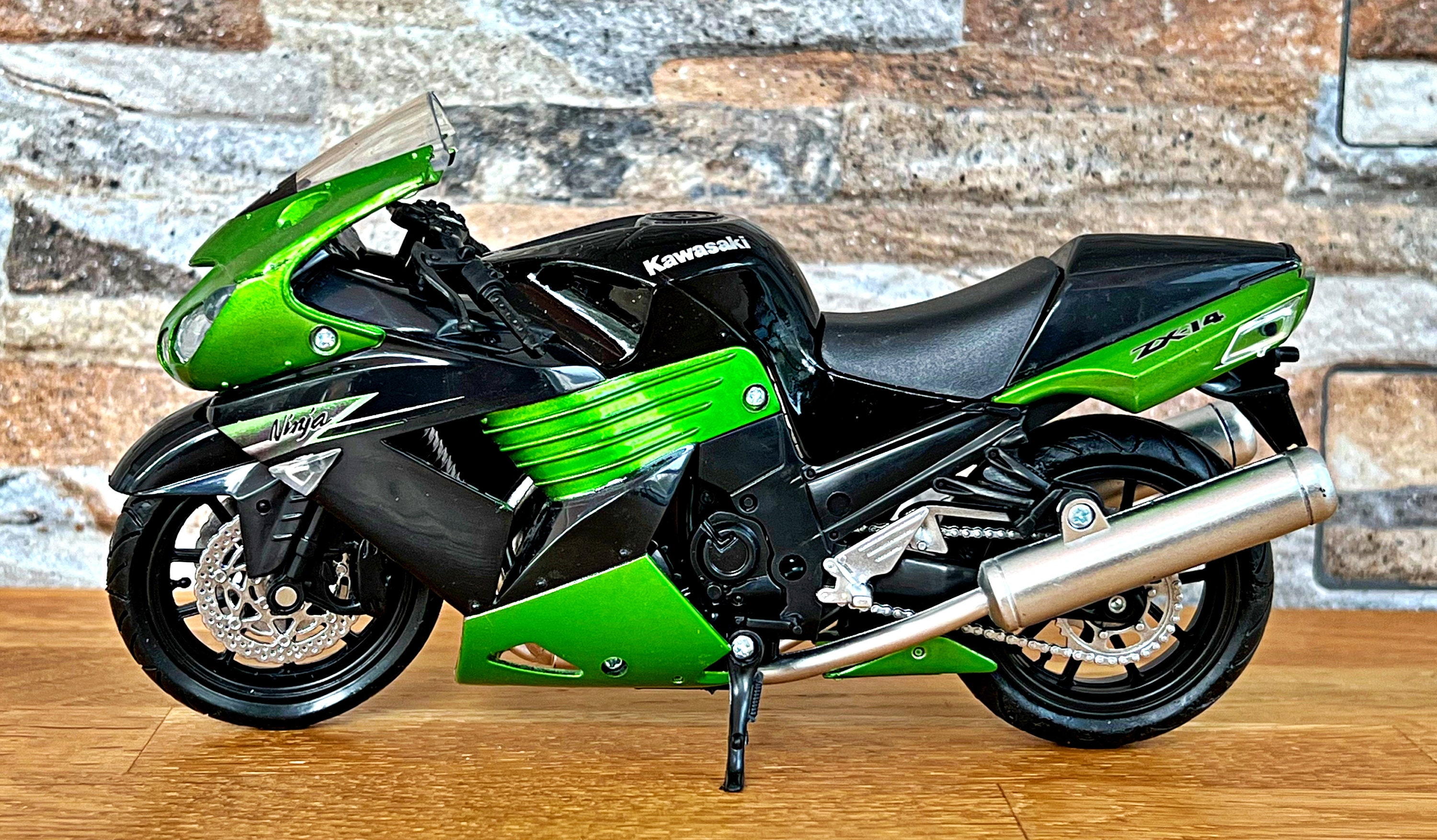 2011 Kawasaki ZX-14 Ninja Green Motorcycle Model 1/12 by New
