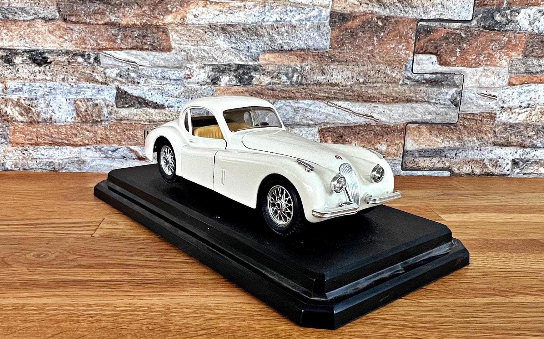 Jaguar XK120 Coupe 1948 | Vintage Model Car | Scale 1/24 Diecast