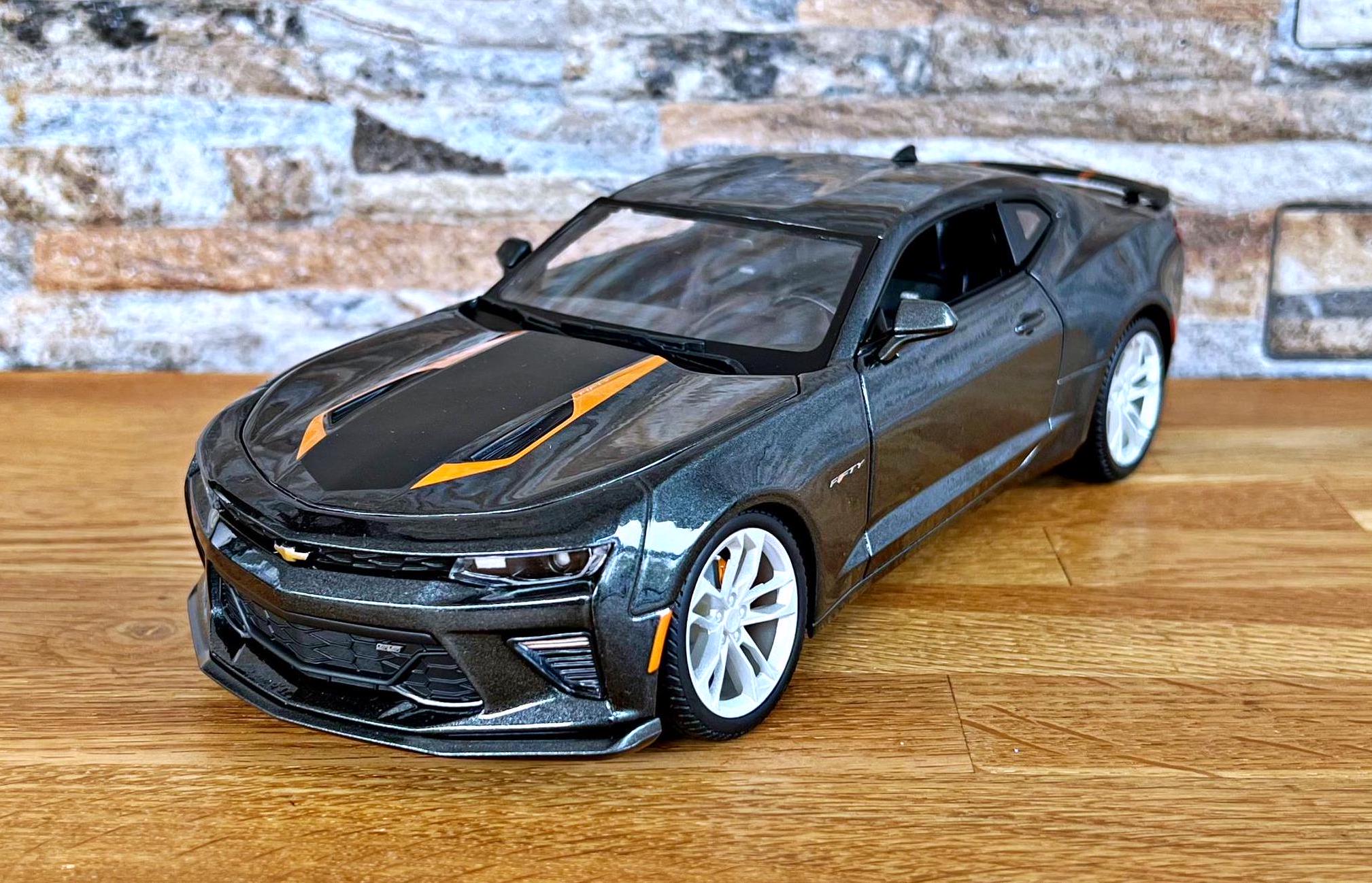 2017 Chevrolet CAMARO FIFTY 1/18 シボレーカマロ Amazon.com: Maisto 1:18 SE 2017 50th Anniversary Chevrolet Camaro