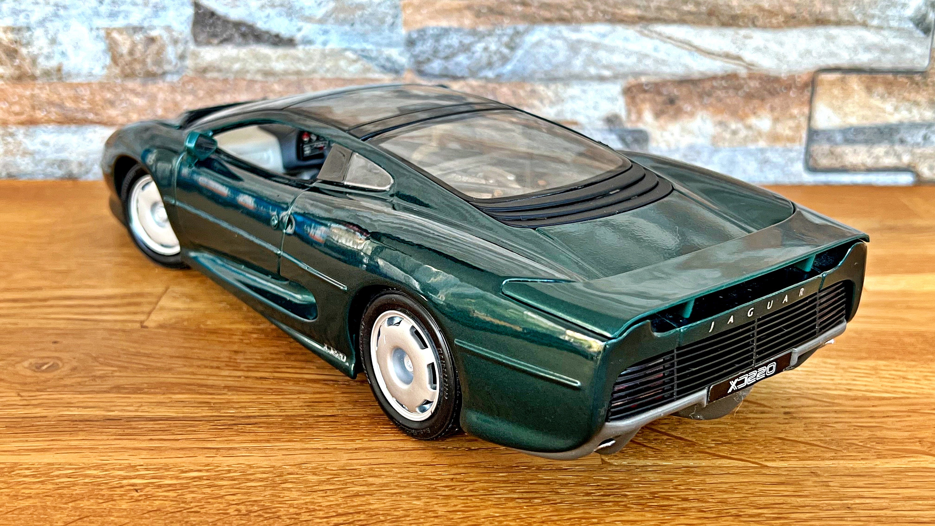 Jaguar XJ220 1992 | Vintage Model Car | 1/18 Scale Model Car | 1