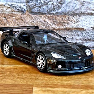 Chevrolet Corvette C6-R 2010 | Modèle réduit de voiture | Voiture miniature 1/36 | Modèle réduit de voiture à l'échelle 1/36 | modèle réduit de voiture en métal | Objet de collection en métal | Corvette