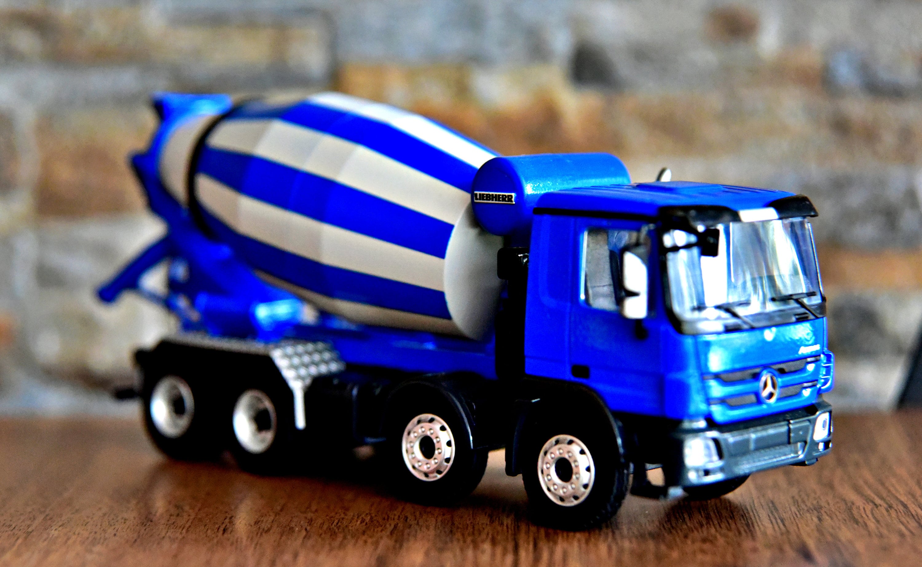 ダイキャスト オリジナル 1:50スケール ベンツ トラックヘッド 合金トレーラーモデル 静的展示用ディスプレイ コレクション用 おダート産 装飾品 1⁄50スケールトラクターヘッドと組み合わせて楽しむトレーラー各種が