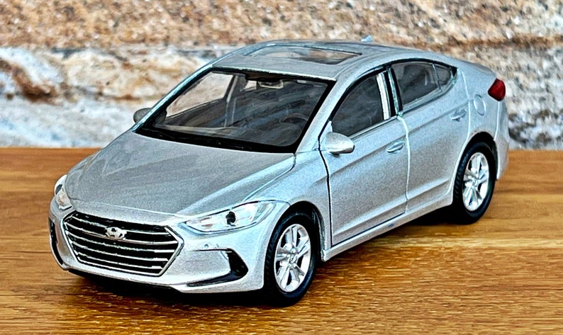 Hyundai Elantra , modèle de voiture, échelle 1/36 modèle de voiture, 1/36 voiture moulée sous pression, objet de collection, Hyundai Diecast, Modèle de voiture image 1