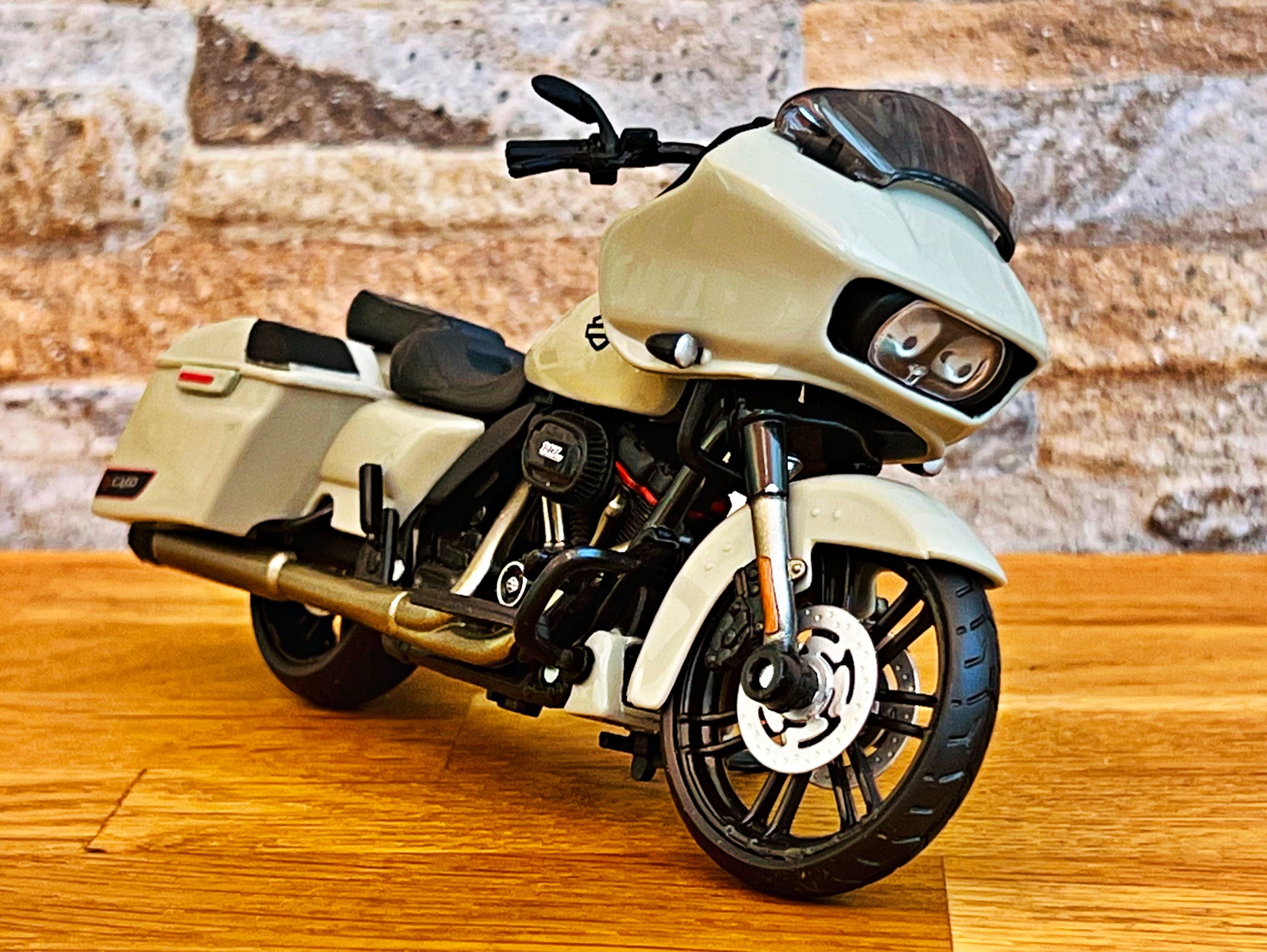 Harley Davidson 2018 CVO Street Glide, Scale 1/18 Model Motorcycle
