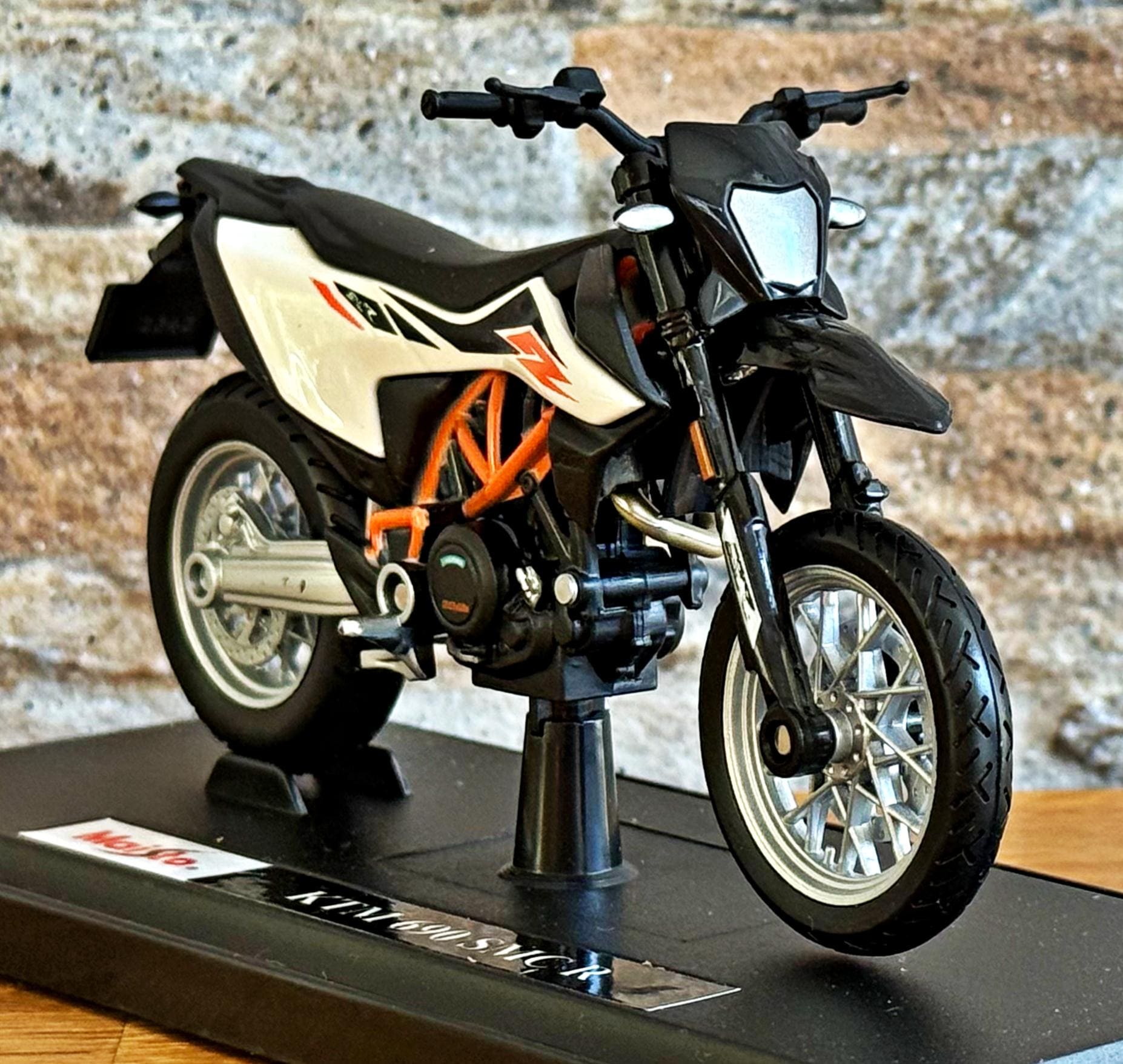 KTM 690 SMC R | Scale 1/18 Model Motorcycle | Diecast Collection