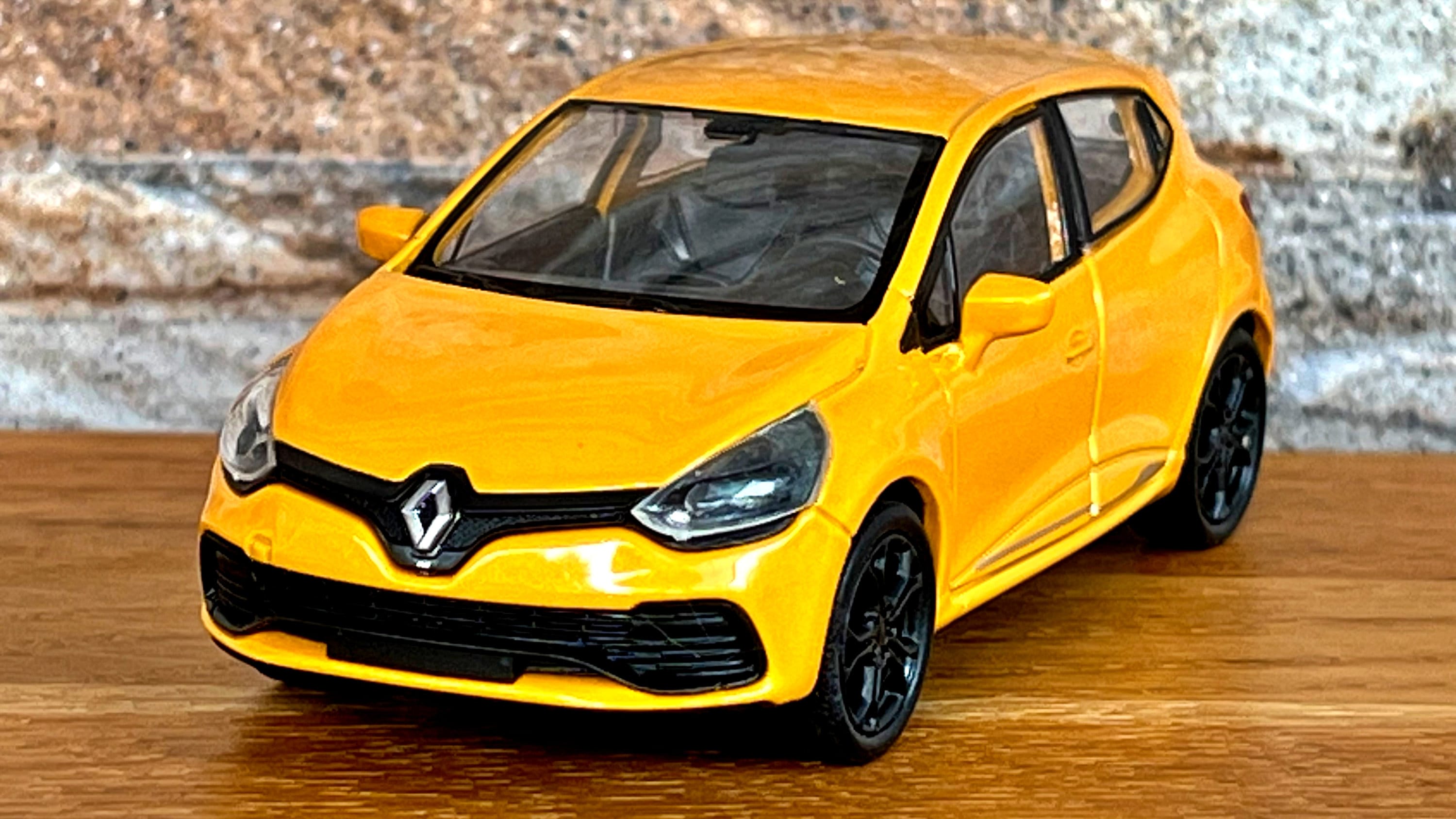 Renault Clio RS: Potencia y agilidad en un compacto deportivo | Mil