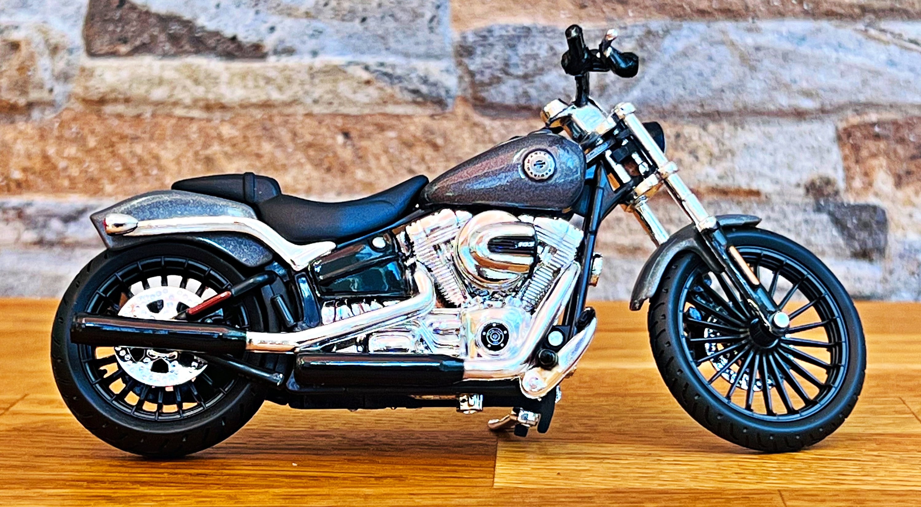 Harley Davidson 2016 Breakout, Scale 1/18 Model Motorcycle, 1/18