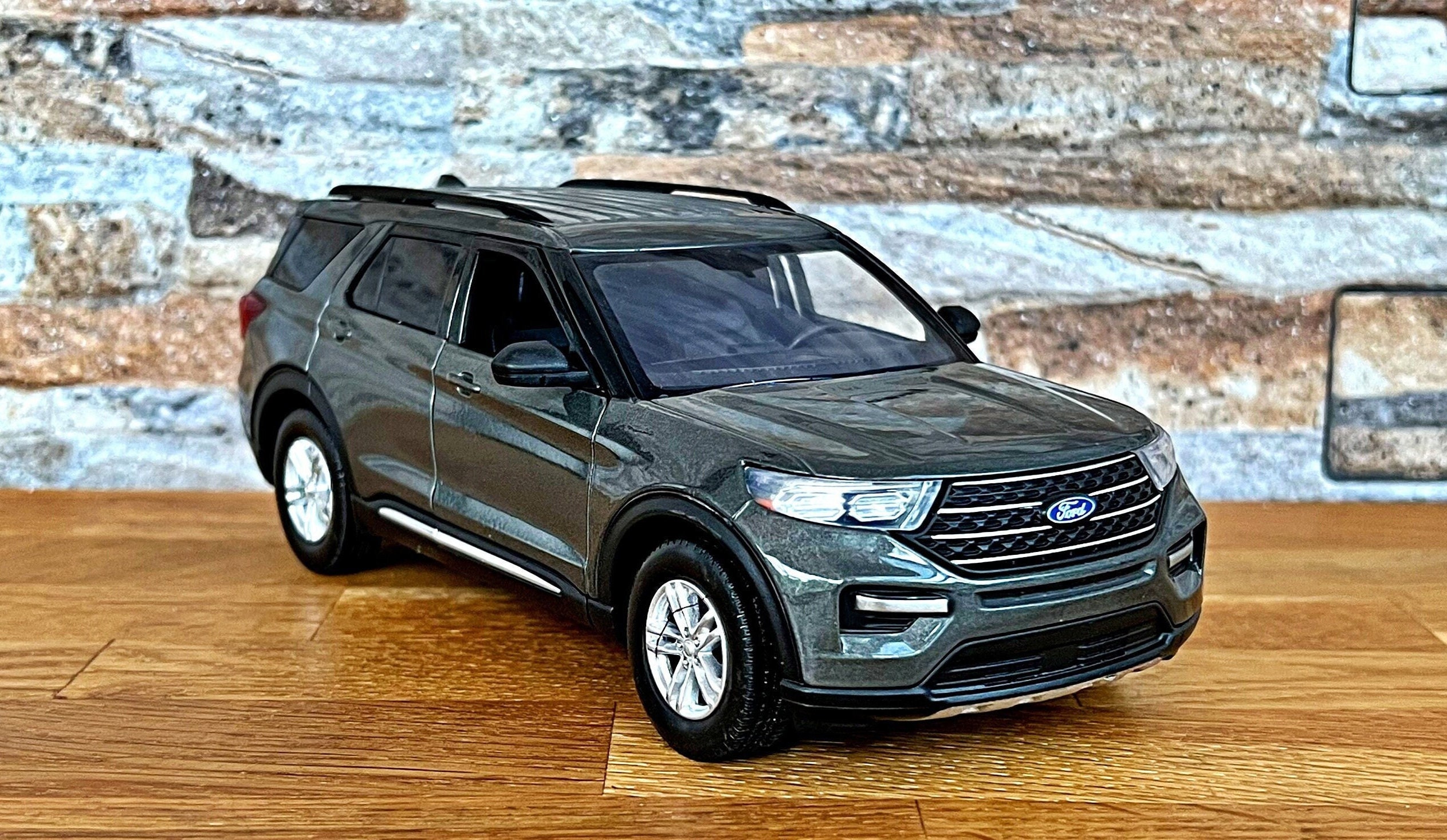 Modellino Scala 1:24 Ford Explorer 2022 SUV Polizia NJSP Grigio Ghost, MOTORMAX, Diecast