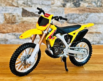 Suzuki RM-Z450, scale 1/18 Model motorcycle, diecast collection, 1/18 die cast, die cast model motorcycle, Suzuki Diecast Model