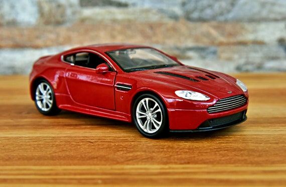 Aston Martin V12 Vantage Coupé Modellauto 1/36 Diecast Auto Modellauto im  Maßstab 1:36 Die Cast Auto Sammelobjekt Aston Martin - .de