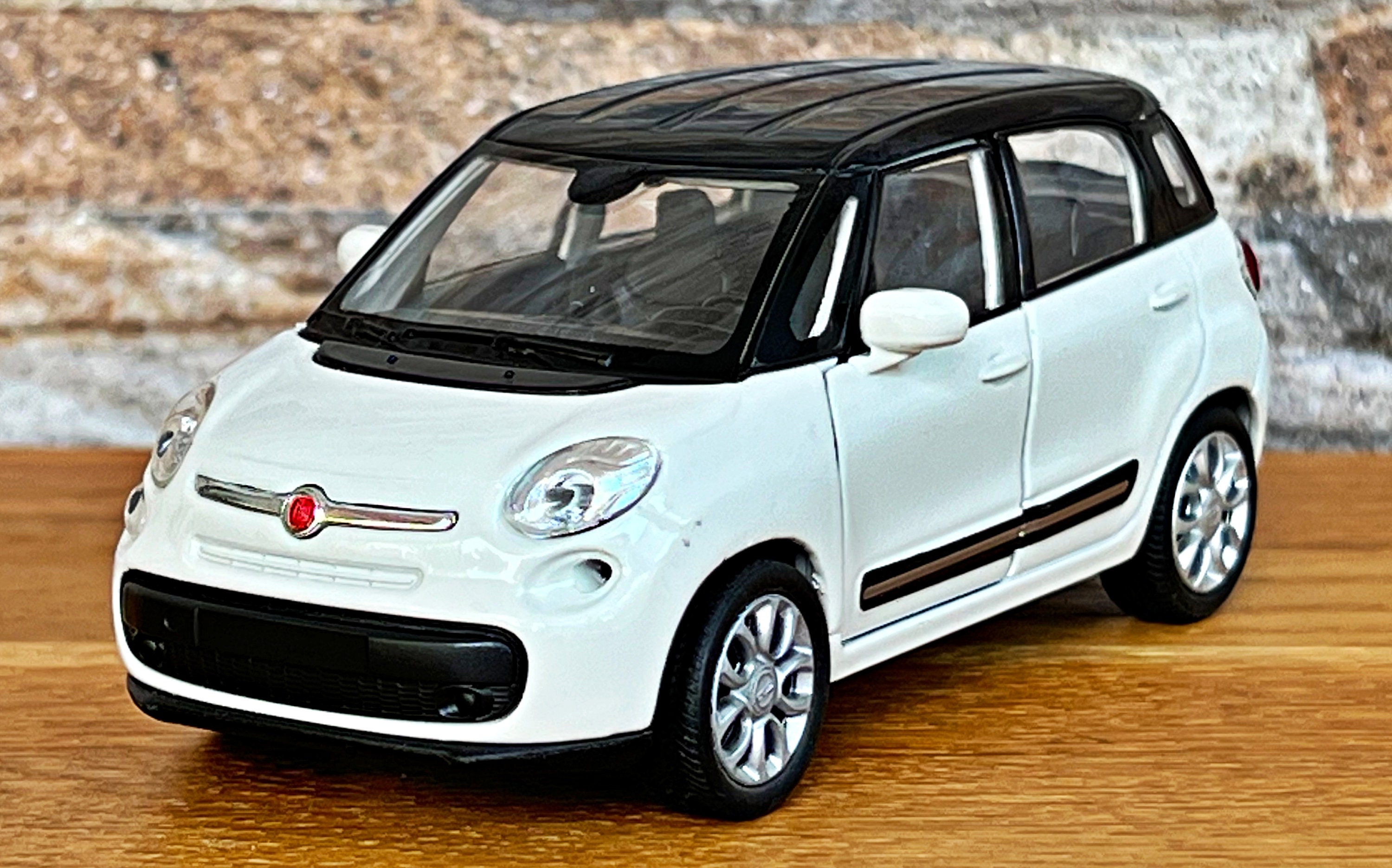 Fiat 500L 2013 | Model Car | 1/34 Scale Diecast Car | Scale Model