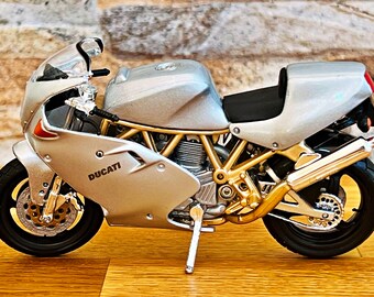 ドゥカティ スーパースポーツ 900 ファイナルエディション バイク