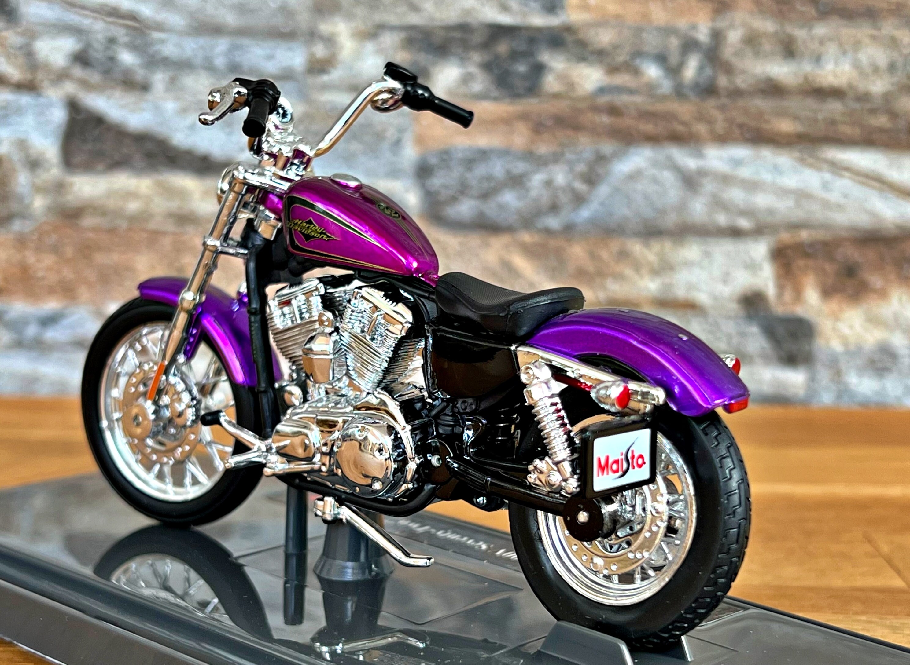 Harley Davidson 2013 XL 1200V Seventy-two, Diecast Motorcycle