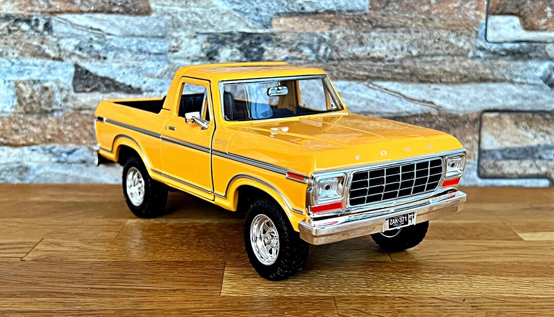 Motormax FORD BRONCO HARD TOP 1978 BEIGE 1:24