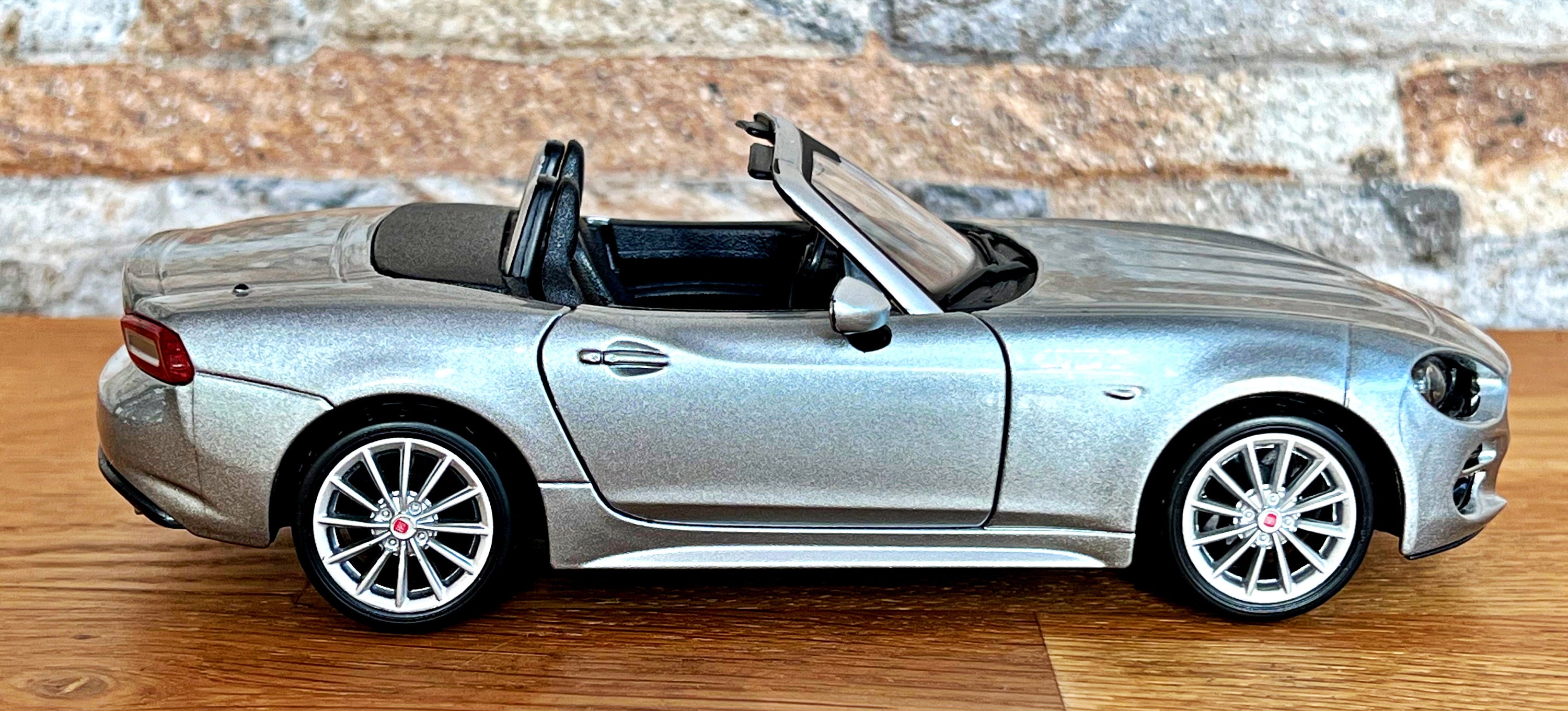 FIAT 124 SPIDER 1:18 スケールモデル 1/18 Topspeed Abarth Fiat 124 Spider Turini 1975 White