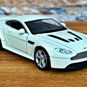 Aston Martin V12 Vantage Coupé / Coche a escala 1/36 / Coche a escala 1/36 / Artículo de colección / Aston Martin
