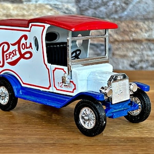 1912 Ford Model T, Vintage diecast car, 1/35 scale model car, metal truck model, old classic truck, diecast car collection, Collection item