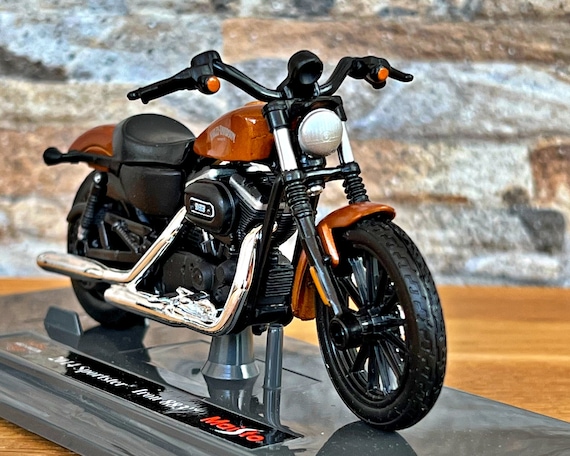 Harley Davidson 2014 Sportster Iron 883 | Scale 1/18 Model Harley Davidson 2014 Sportster Iron 883 | Scale 1/18 Model