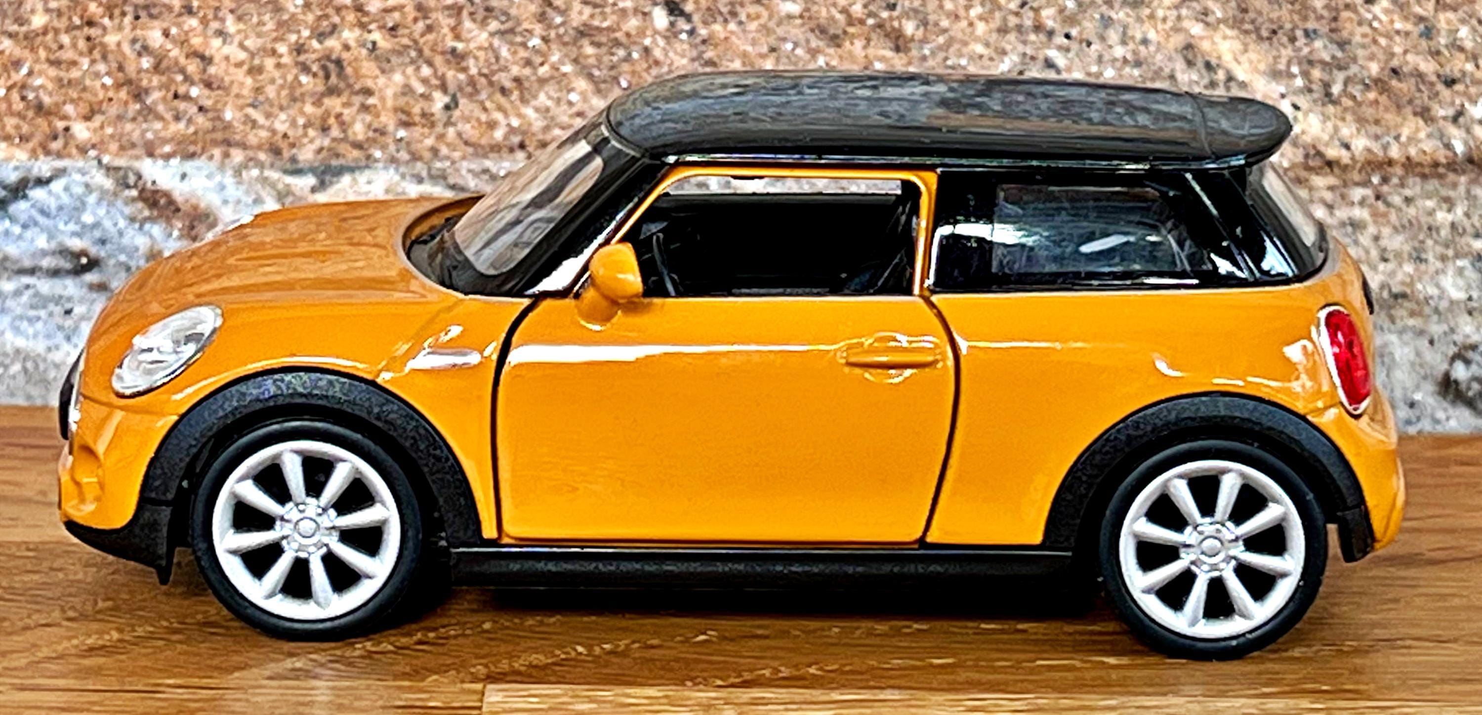Mini Cooper 1/43 – Damier Jaune Et Noir #8 – Miniature Moulée Sous Pression