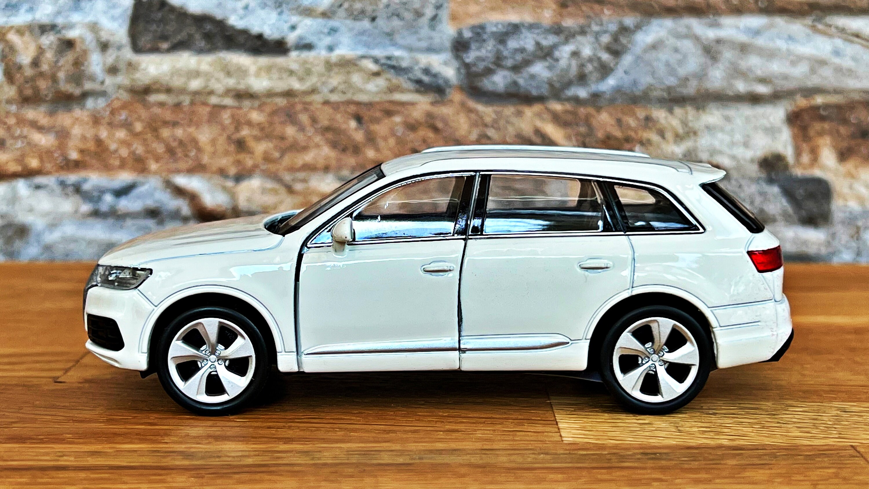 Modellino Auto AUDI Q7 In Lega 1:32 Con Luci E Suoni - Giocattolo Per Bambini, Sri Lanka