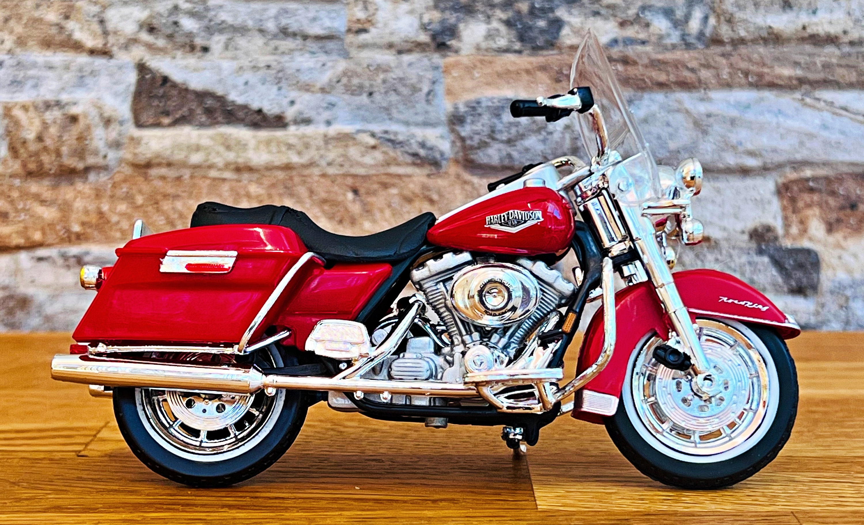 Harley Davidson 1999 FLHR Road King, Scale 1/18 Model Motorcycle