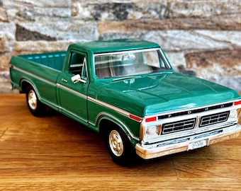 Ford F-150 Custom 1977 | 1/24 Scale Model | 1/24 Diecast Truck