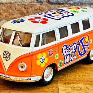 Volkswagen Classical Bus 1962, 1/32 diecast car, 1/32 scale model car, Diecast model bus, Volkswagen diecast bus, VW bus, Peace and Love