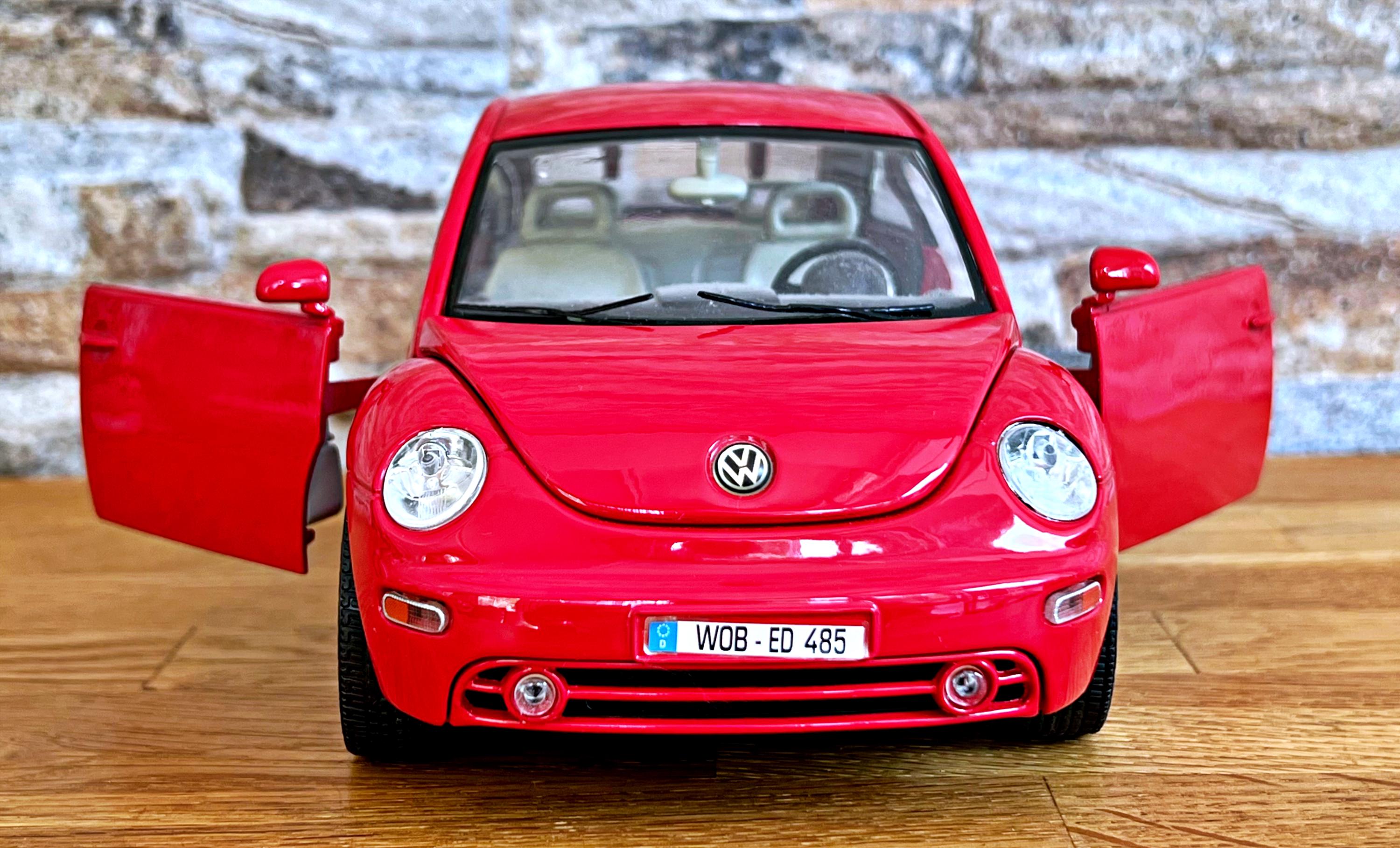 Volkswagen New Beetle 1998 | Vintage Model Car | 1/18 Scale Model